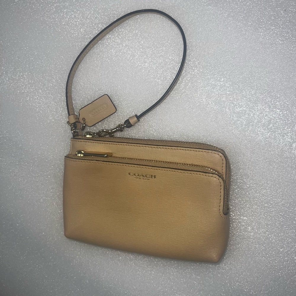 🌺♥️🌺 Coach mini wristband purse